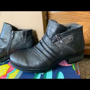 Earth origins gunmetal ankle boots, size 7.5
